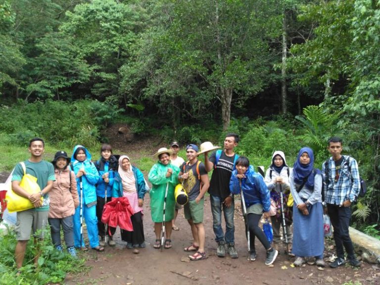 Rumah Mbaru Niang Rumah Adat Ntt Dengan Atap Yang Lancip Sering Jalan