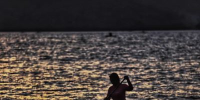 Bermain Kano atau Naik perahu di Pantai Mutiara Trenggalek