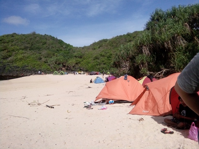 Camping di Pantai Sedahan