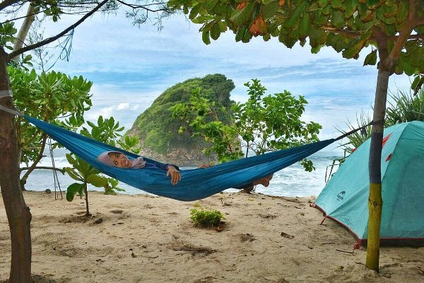 Camping di pantai Ngudel