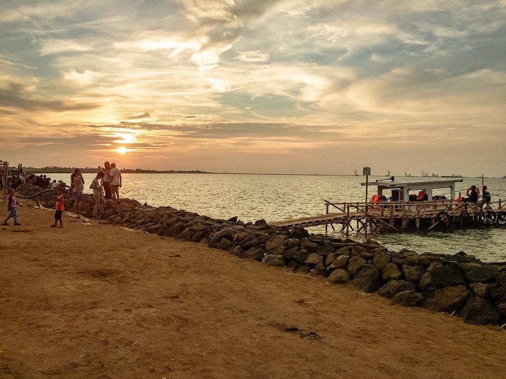 Pesona Pantai Plentong Indramayu