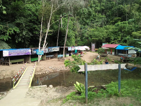 Fasilitas di kawasan Air Terjun Lano