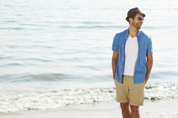 5 Baju Pantai Pria yang Bisa dipakai
