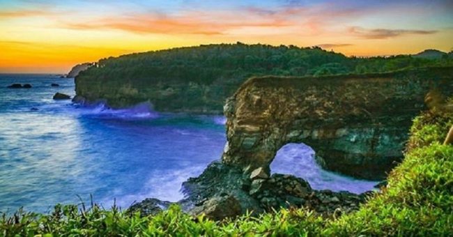 Pantai Karang Bolong pacitan