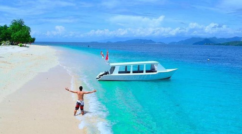 berenang di Pulau Sirandah