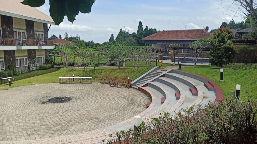 halaman di Villa Bukit Pancawati