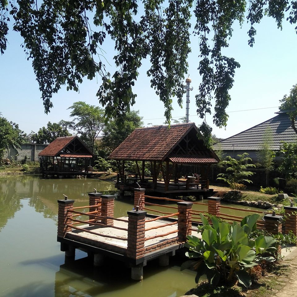 Featured image of post Rumah Makan Curug Sampireun Bandung Rumah nenek resto cafe menyediakan beragam menu dari makanan nusantara hingga pizza bakar dan pasta