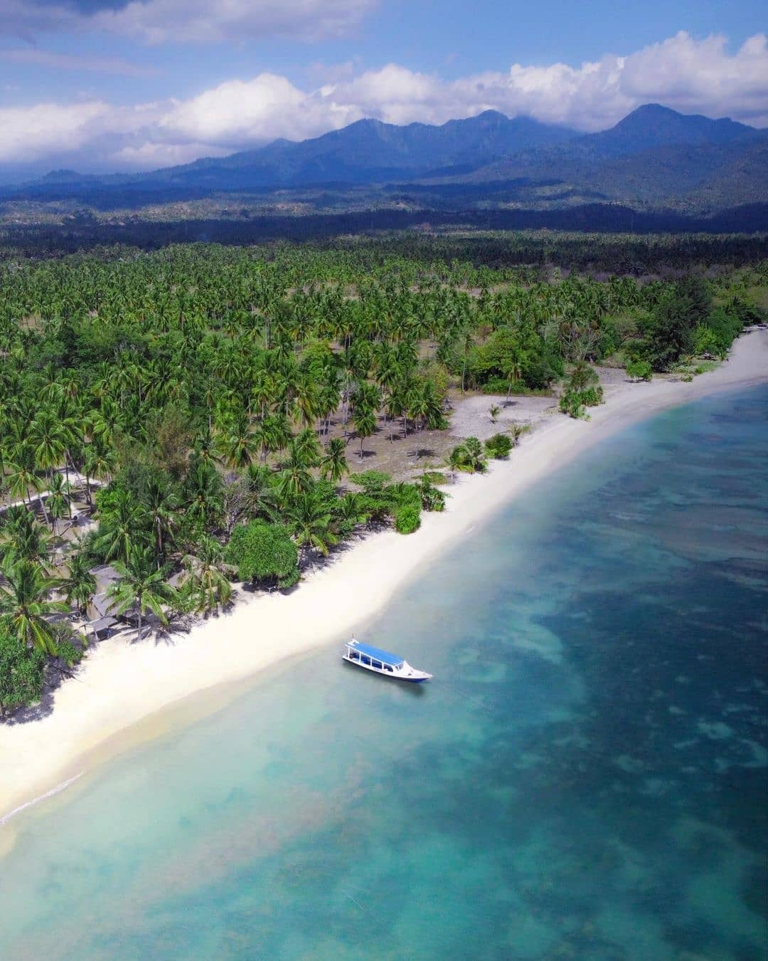 Pantai Sire Bersantai Di Tepi Laut Dengan View Gili Yang Memukau Di Lombok Utara