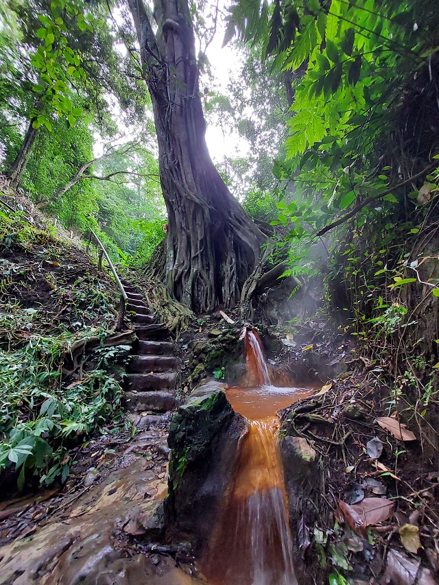 sumber air panas di Air Terjun Belawan