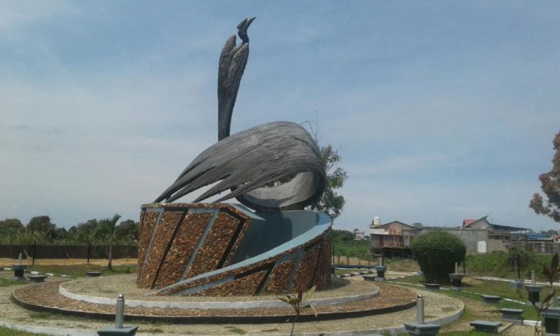 Patung Burung Enggang Sebagai Tugu Selamat Datang di Kota Sangatta Kutai Timur - Foto: bcsangatta.net