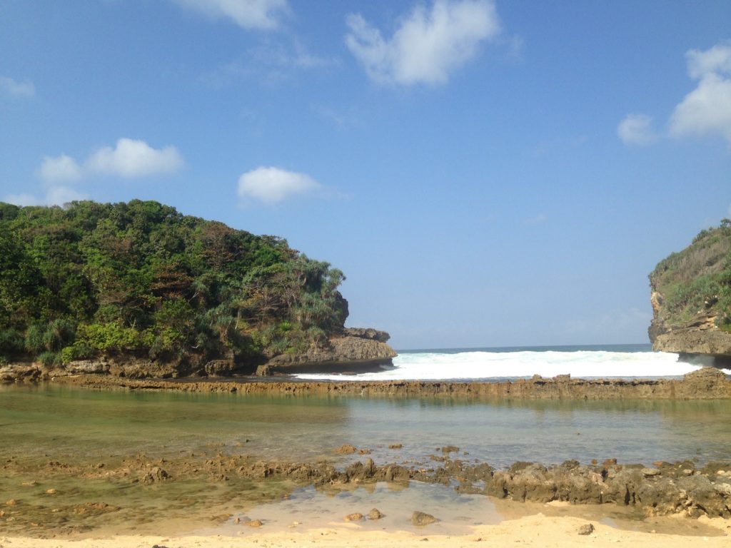 Tebing Pantai Batu Bengkung