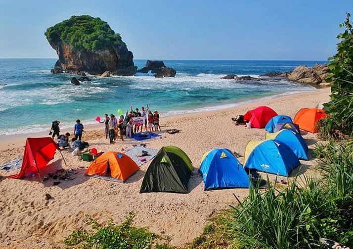 Camping Seru di Pantai Jungwok
