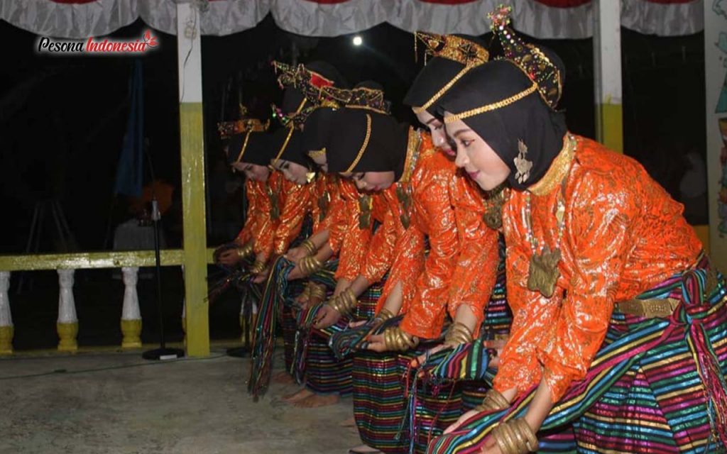 tari balumpa penari perempuan dalam pakaian adat menari diiringi musik gambus