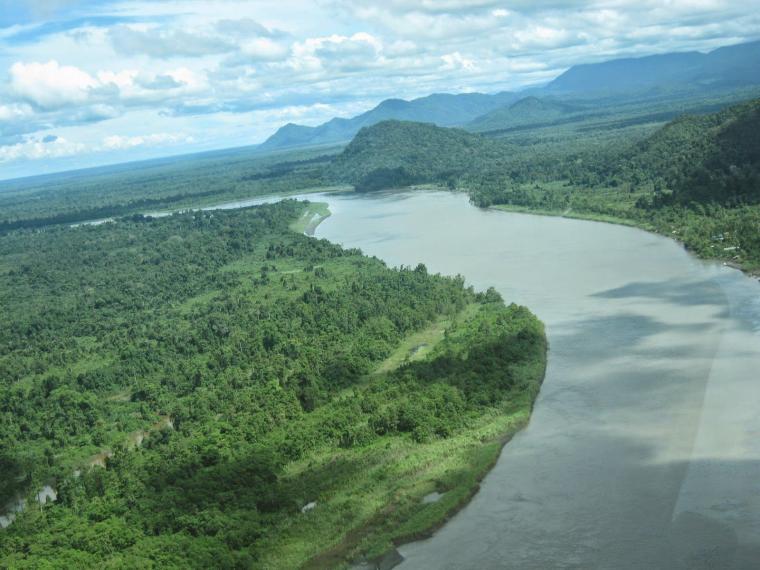 Sungai Mamberamo dan Pegunungan Foja. Foto: www.kompasiana.com