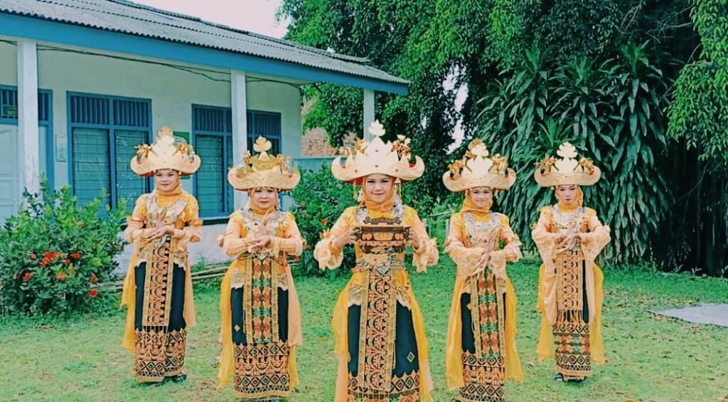 Tari adat Sigeh Pengunten