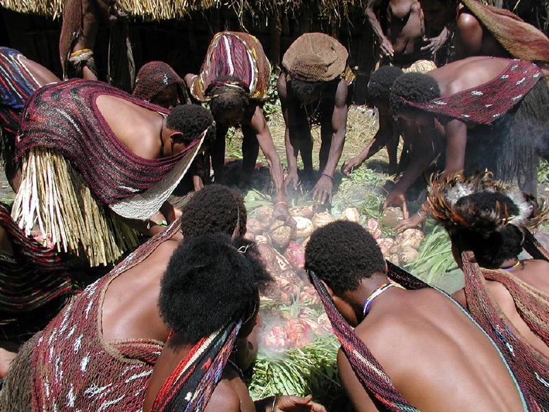 Tradisi Bakar Batu di Papua. Foto: id.wikipedia.org