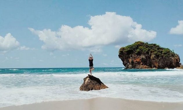 Watu Mirip Topi di Pantai Jungwok dari Dekat lainya