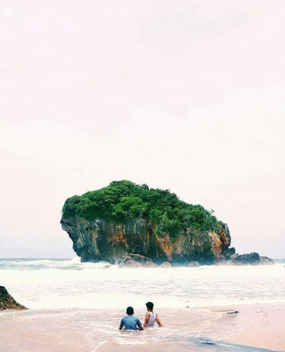 Watu Mirip Topi di Pantai Jungwok dari Dekat