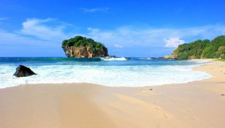 Watu Mirip Topi di Pantai Jungwok