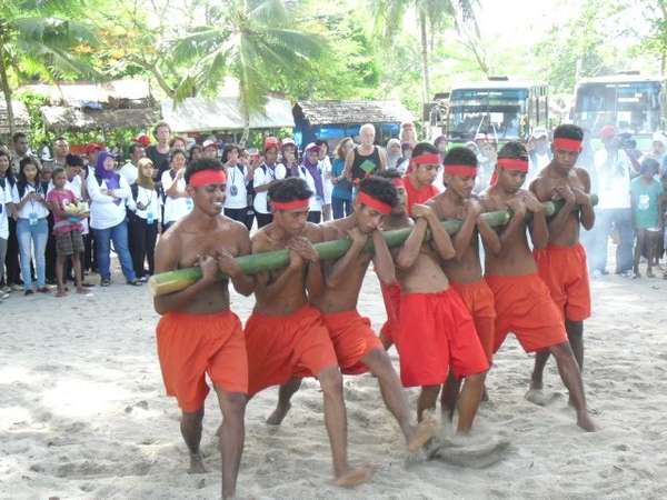 sejarah Tari Bambu Gila Maluku
