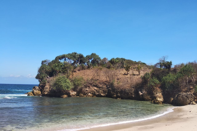 Menikmati Panorama Indah di Pantai Peh Pulo Blitar 1
