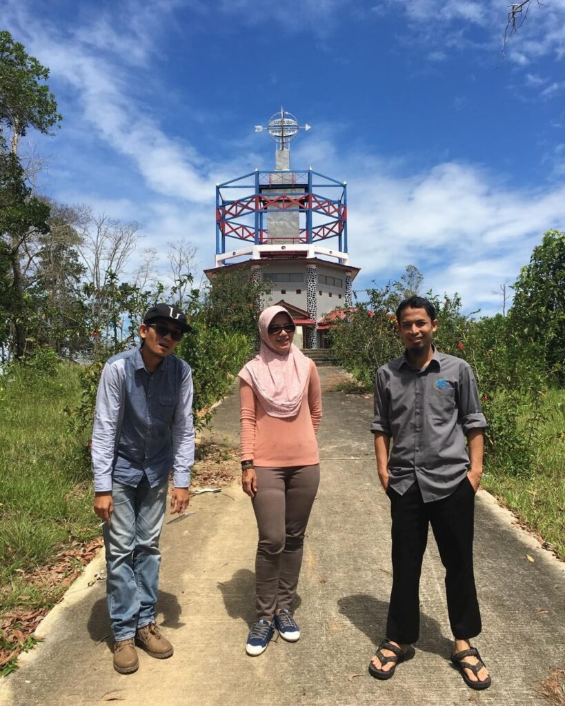 Tugu Khatulistiwa Santan Ulu