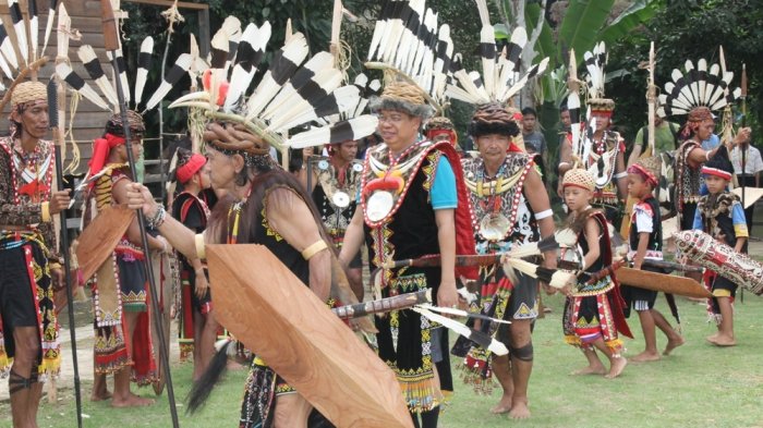 Upacara Adat Suku Dayak Yang Masih Dilakukan Sering Jalan