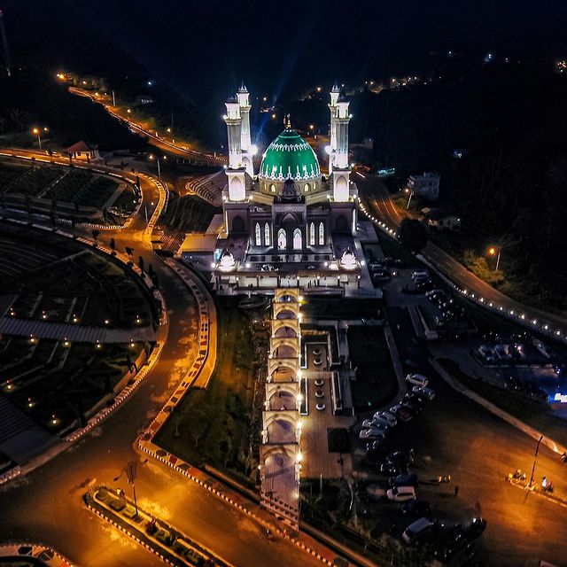 Megahnya Masjid Agung Syahrun Nur Sipirok saat malam