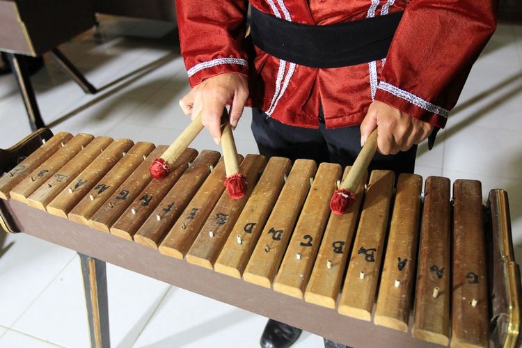 alat musik tradisional dari Sulawesi