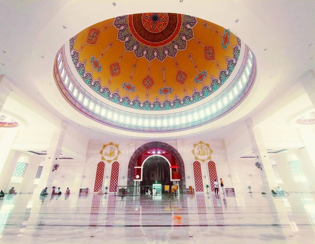 interior di Masjid Al-Madaniah Pasangkayu