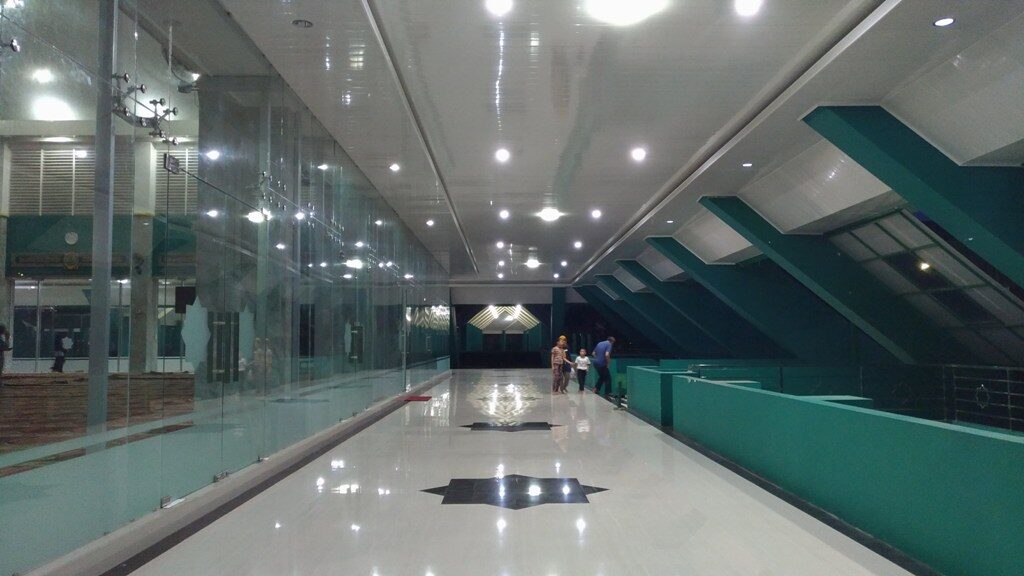 bagian dalam Masjid Raya Nurul Ulum bandar lampung