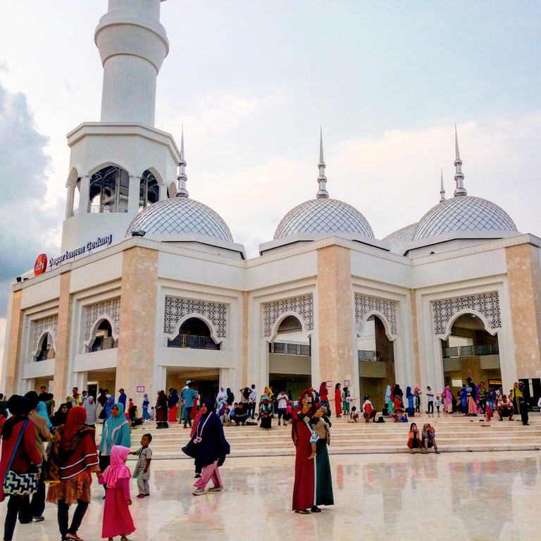 wisata religi ke Masjid Sultan Mahmud Riyat Syah batam