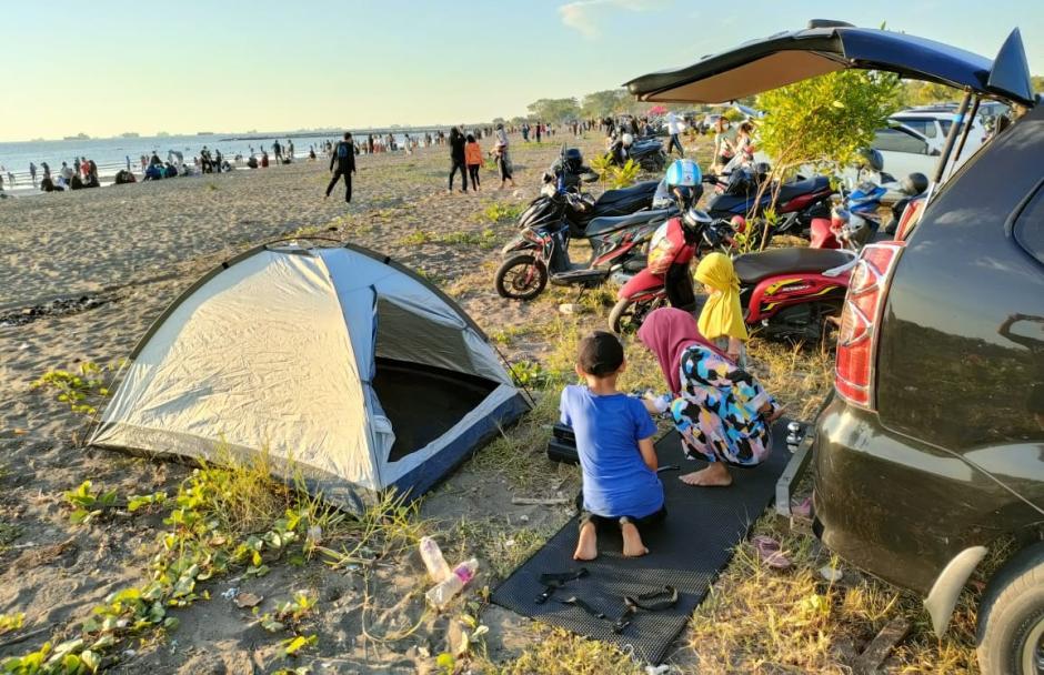 Camping di Pantai Bosowa Makassar