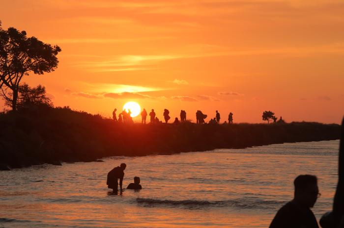 Pantai Bosowa Makasar