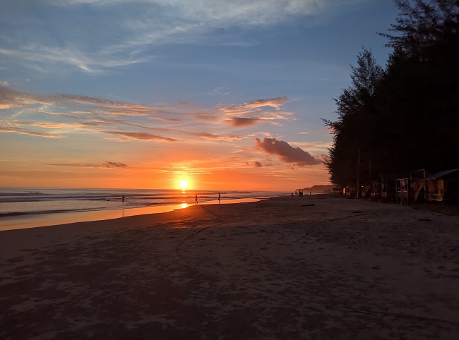 sunset di Pantai lantik