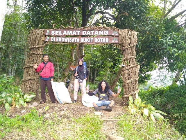 gerbang masuk bukit botak