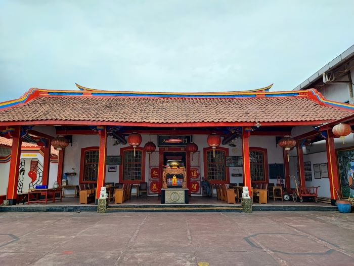 Kelenteng Khong Cu Bio Talang Cirebon - Photo by IG@raynardthanpontoh