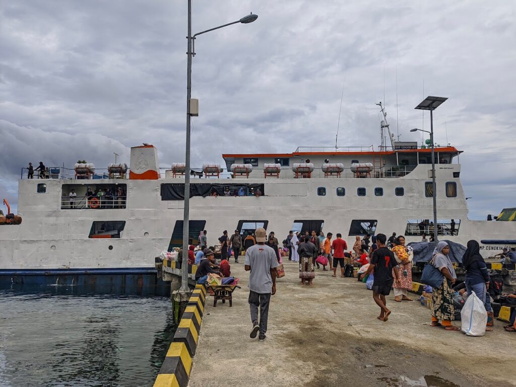 kapal roro singgah di Pelabuhan Pasokan