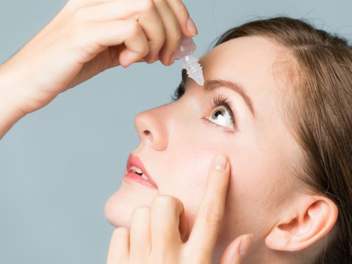 Cara Mengobati Mata Merah dan Berair Dengan Obat Tetes Mata - Photo by Google