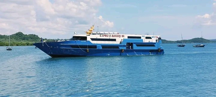 Kapal Cepat Express Bahari 8B dari pelabuhan Jangkar Situbondo