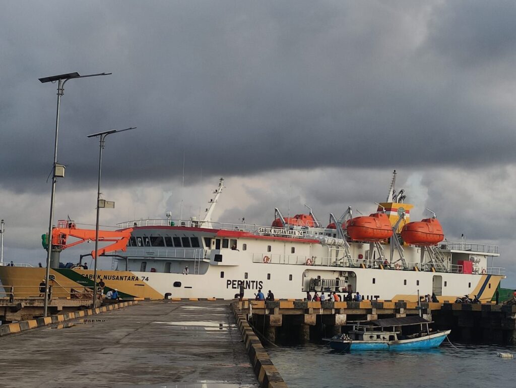 Kapal Km Sabuk Nusantara 74