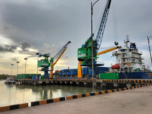kapal singgah di pelabuhan Merauke Papua Selatan