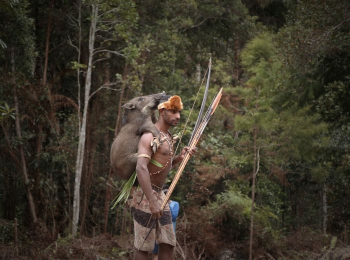 Masyarakat Suku Kombai di Papua selatan Yang Mahir Berburu - Photo by Pinktravelogue