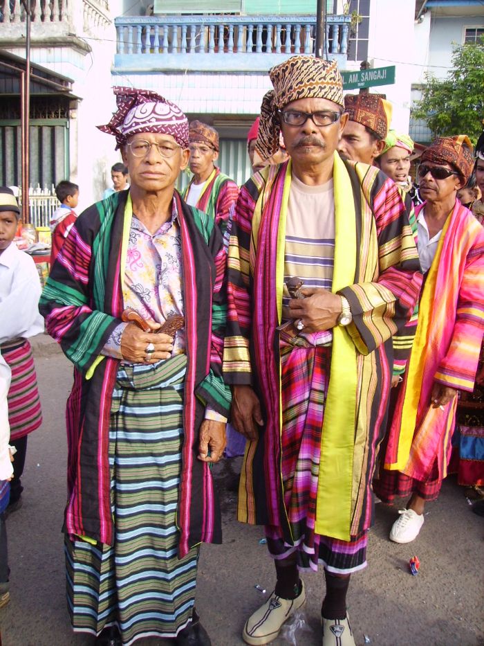 Pakaian Adat Laki-Laki Masyarakat Buton - Photo by Perpustakaan Digital Budaya Indonesia