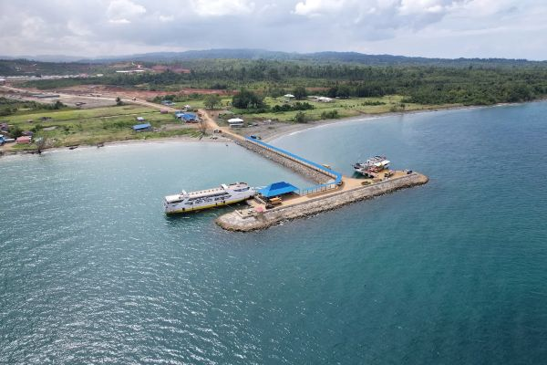 kapal singgah di pelabuhan kawasi pulau obi