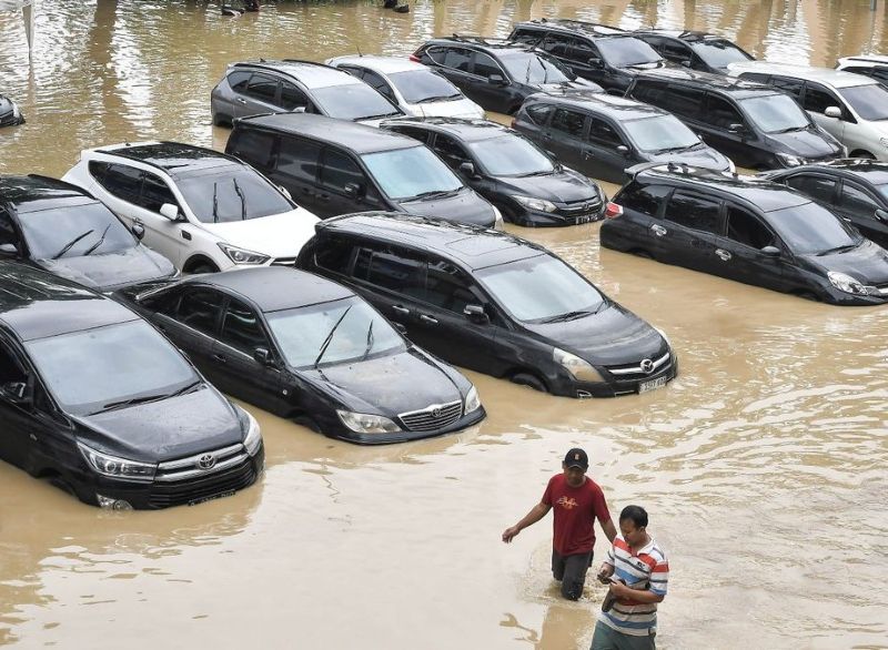 6 Asuransi Kendaraan Yang Mengcover Kerusakan Banjir - Photo by Pikiran Rakyat