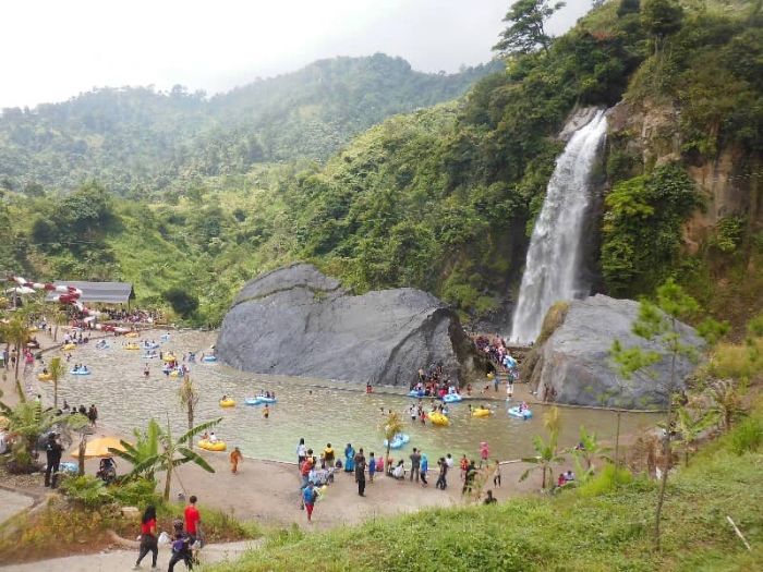 Tempat Wisata Keluarga di Bogor Curug Bidadari - Photo by gotravelly