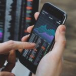 Kelebihan Bermain dan Cara Belajar Saham Lewat Smartphone - Photo by Google