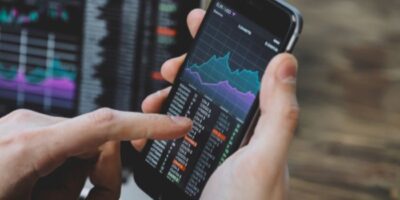Kelebihan Bermain dan Cara Belajar Saham Lewat Smartphone - Photo by Google