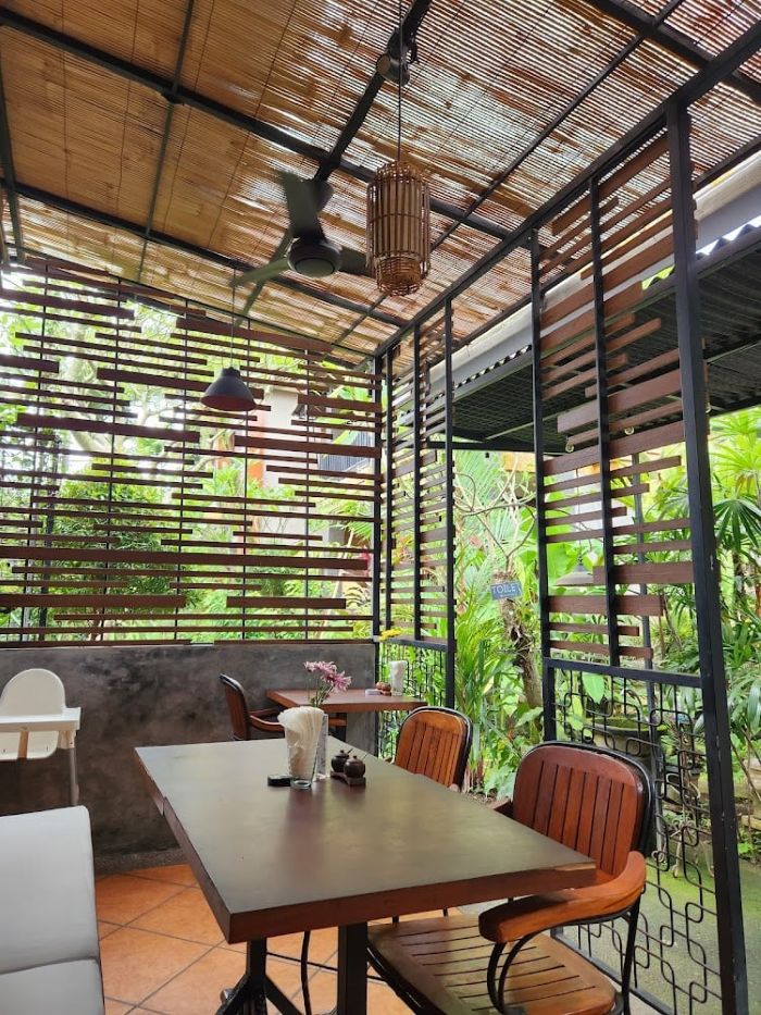 Compound Warung Resto and Coworking Tempat Kerja di Ubud - Photo by Weeblyte